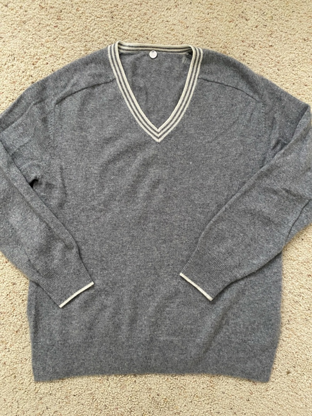 Margaret O’Leary 100%  Cashmere V-Neck. M.